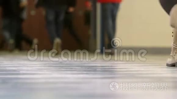 青少年高中生在走廊里散步视频