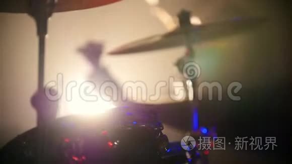 鼓手和吉他手背景下的明亮灯泡视频