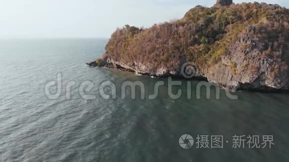 海浪拍打着巨大的岩石，平稳地打开了马六甲海峡的视野