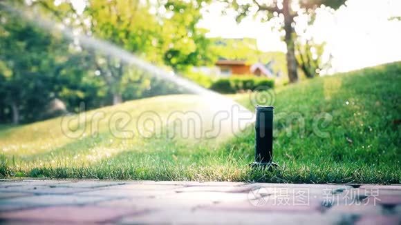采用不同喷头的自动灌溉系统，在炎热的夏季傍晚给花园和绿草草坪浇水