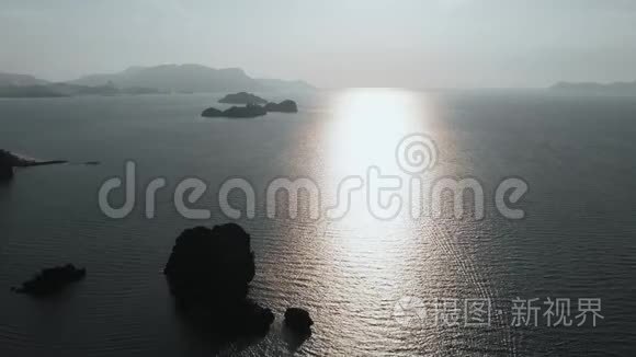 马六甲海峡。 兰卡维坦容湖海滩附近海域的岩石