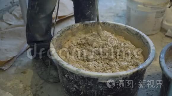 建筑工地制砂浆施工人员特写