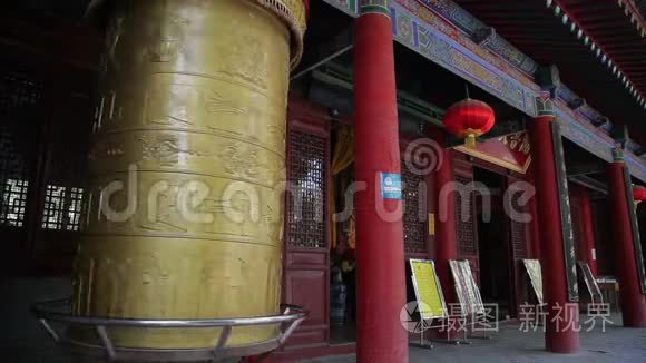 中国寺庙里的金色祈祷轮视频