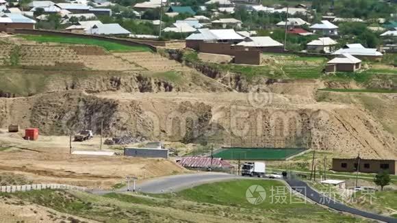 泥土山及道路车辆院舍视频