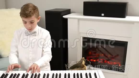 青少年弹钢琴字幕视频