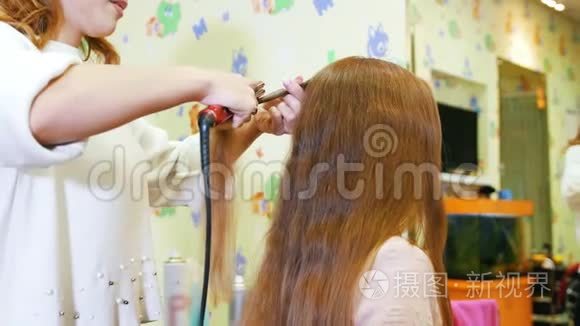 发型师用电卷发铁为女孩子卷发视频