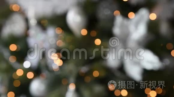 圣诞树的背景灯模糊了视频