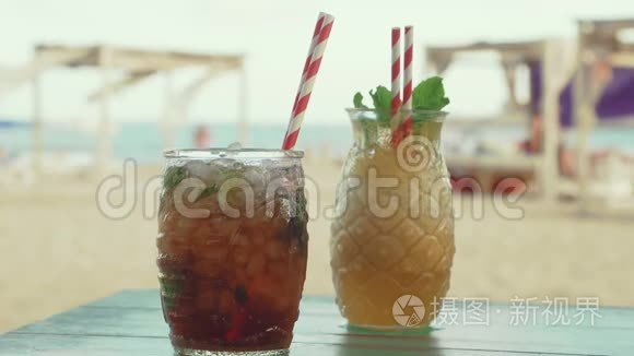在海滩上喝两杯鸡尾酒视频