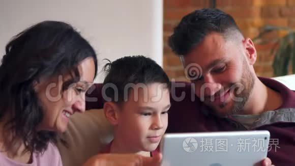 家庭在数码平板电脑上观看媒体视频