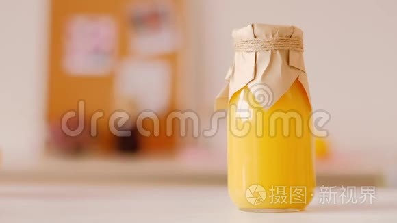 玻璃瓶冰沙橙色滚动健康排毒视频