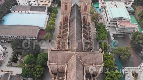 神圣的心脏大教堂。 在广州的天主教大教堂上空飞行。 中国。