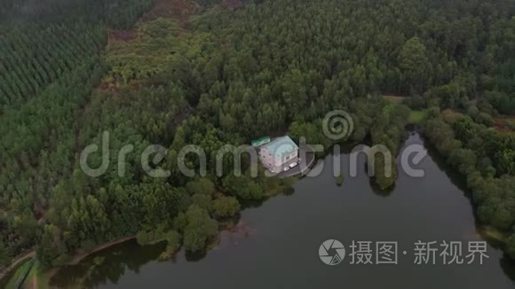 在森林顶景的湖上孤独的房子视频
