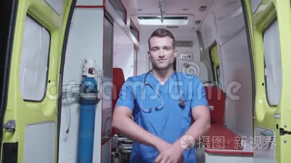 穿着制服的人站在救护车的背景上。
