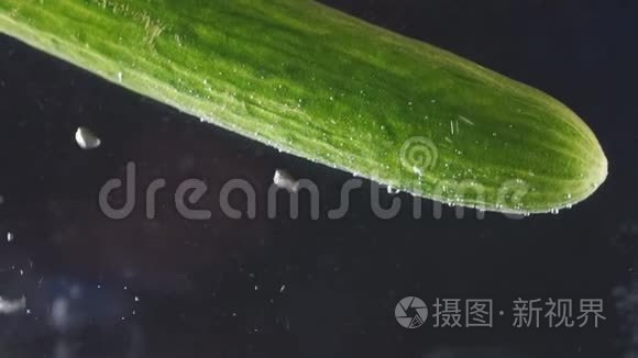 泡在沸水中的绿黄瓜视频