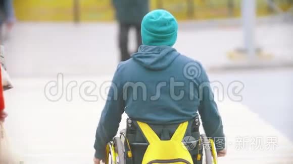 坐轮椅的残疾人过马路视频