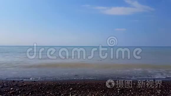 美丽的落基海滩岸上的小波浪。 日间度假海滨海滩目的地