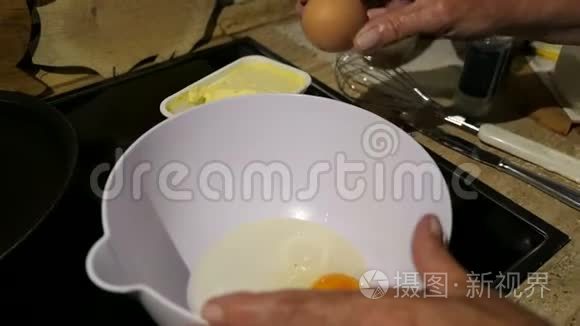 把鸡蛋、面粉和牛奶混合在碗里。 烤薄饼配料