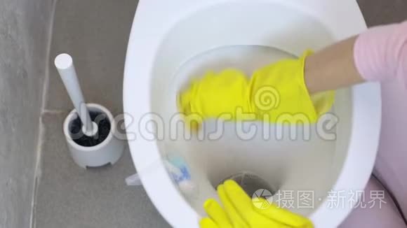女孩用海绵用橡胶手套洗马桶视频