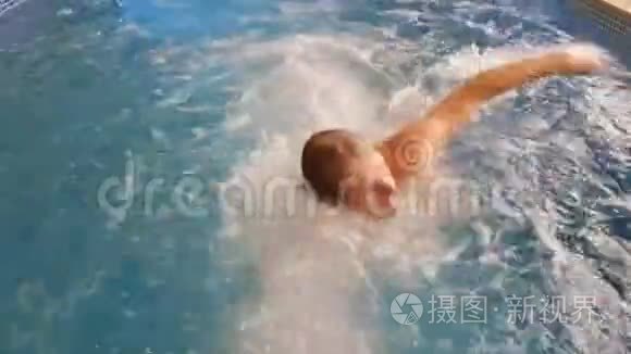 成年男子在游泳池里快速游泳视频
