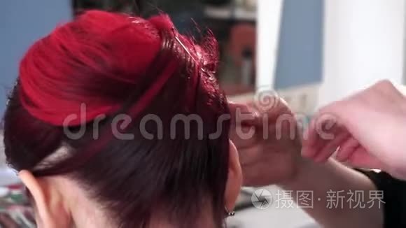 女理发师的发型是红色的直发清漆