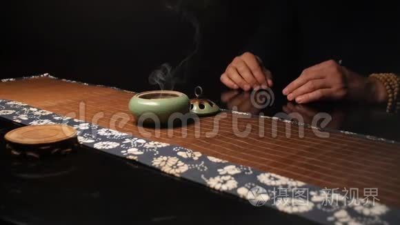 茶道大师把一个盛有香的容器视频