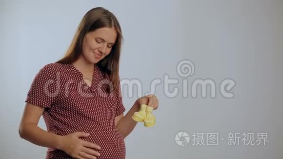 孕妇肚子里未出生婴儿的小鞋子视频