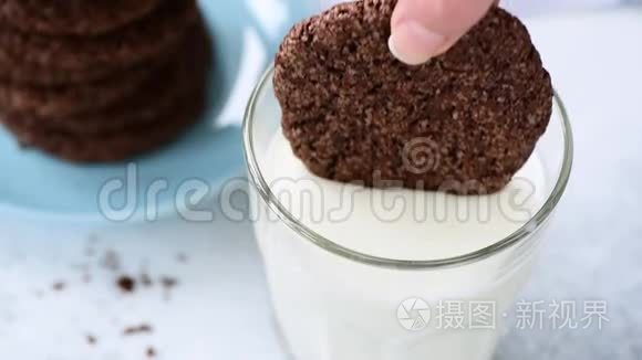 把巧克力饼干放进牛奶杯里视频