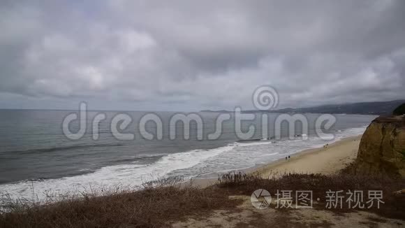 海浪拍打在海滩上视频