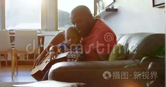 父亲在家教儿吉他视频