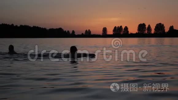 景观猩红紫色和粉红橙色日落地平线太阳耀斑男子沐浴