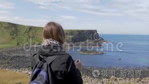 在北爱尔兰巨人铜锣海岸拍照视频