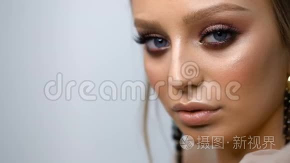 模特脸美容画像，有明亮的蓝眼睛护肤理念。