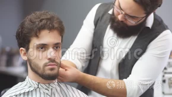 理发店理发服务理念的年轻人视频
