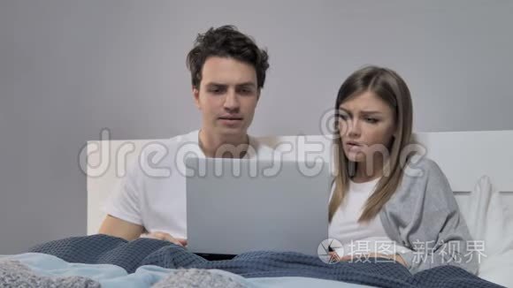 在床上的年轻夫妇面对失败视频