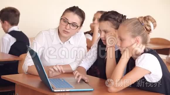老师和一群学生讨论计算机程序视频