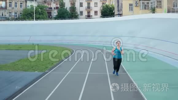 运动型肥胖女性慢跑运动健步视频