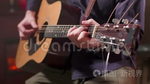 男性用吉他弹奏歌曲视频