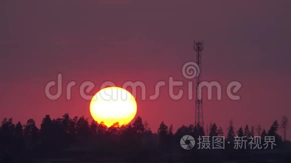 细胞塔后面的太阳下山了