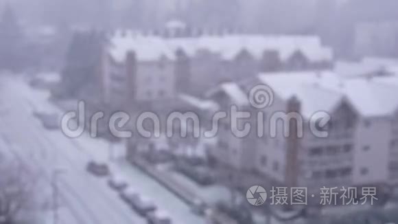 寒冷的暴雪冬日城市视野的暴雪运动