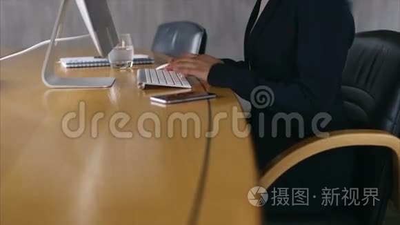 办公桌用台式电脑的女商人视频