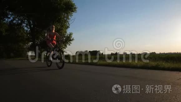 免费青少年骑自行车旅行视频