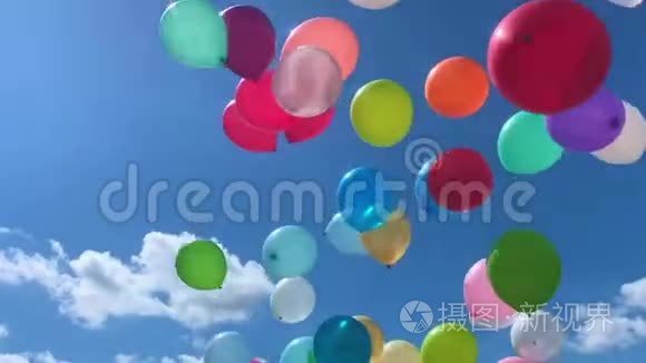 许多五颜六色的气球在空中飞舞视频