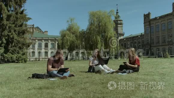 学生们在校园草坪上分享想法视频
