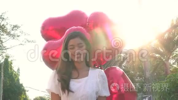 性感的亚洲女人带着气球视频