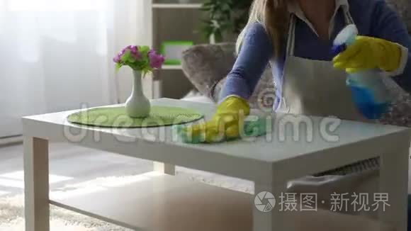 年轻的女人打扫桌子特写视频