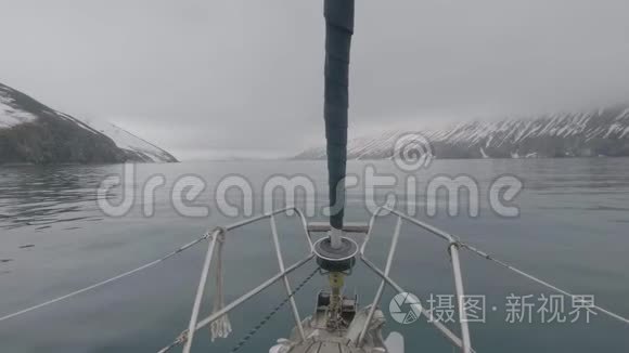 从船头、游艇、浮雪岛和山脉景观看