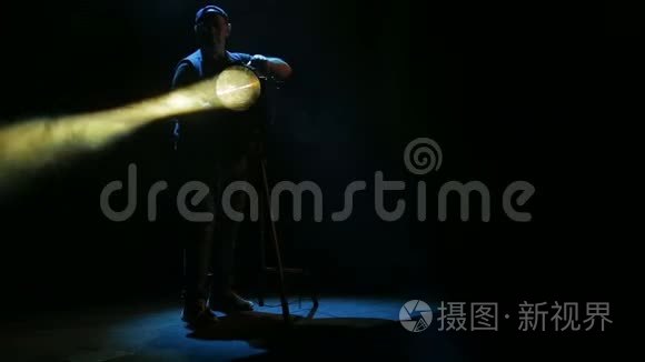一个人照明器与专门的聚光灯工作。