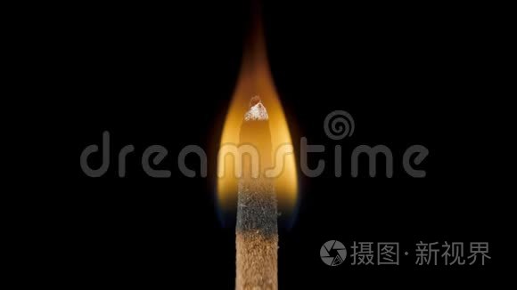 在黑色背景上用烟雾吹出香棒视频