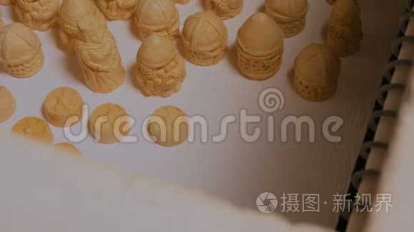陶工在陶窑中放置陶瓷雕像视频