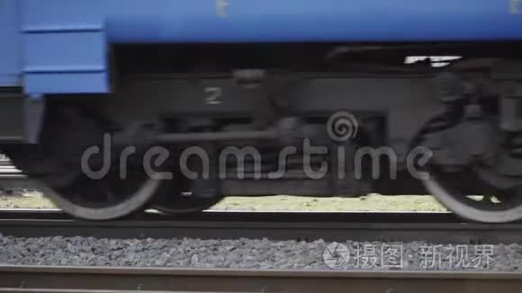 火车在铁轨上缓慢行驶的车轮视频